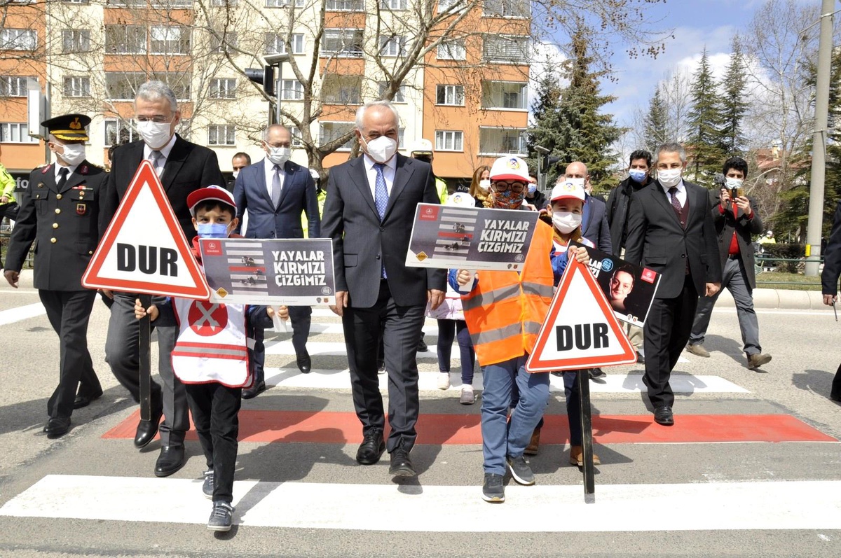 Eskişehir\'de de yaya geçitleri kırmızıya boyandı