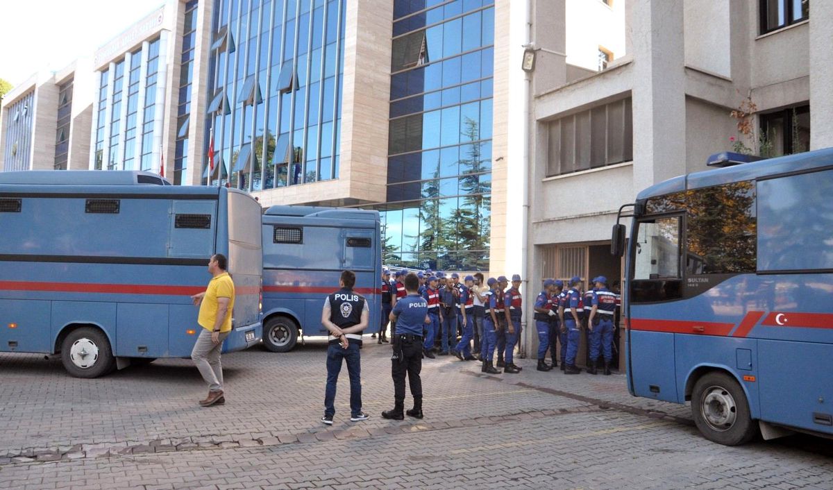 FETÖ\'den yargılanan 15 akademisyene beraat