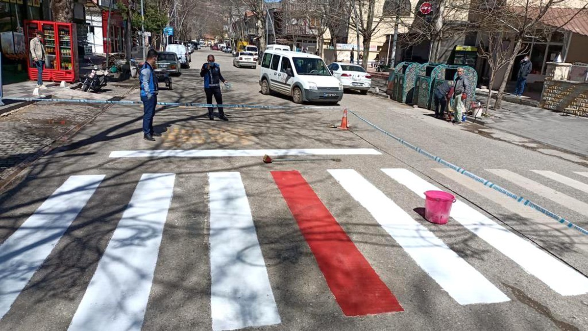 Gölbaşı Belediyesi okul önlerine kırmızı çizgi çekiyor