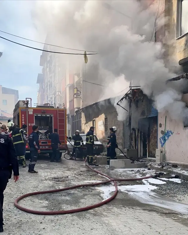 Hatay'da korkutan işyeri yangını Hatay'da korkutan işyeri yangını
