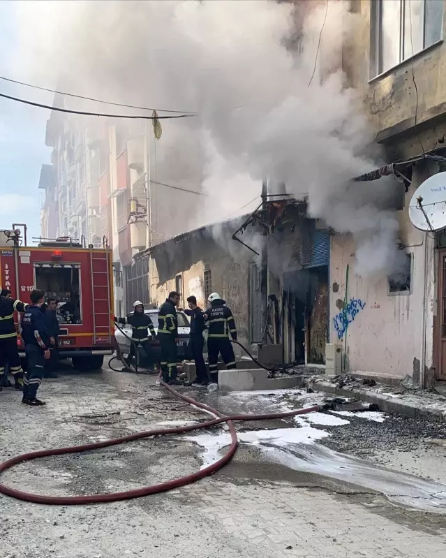 Hatay'da korkutan işyeri yangını Hatay'da korkutan işyeri yangını