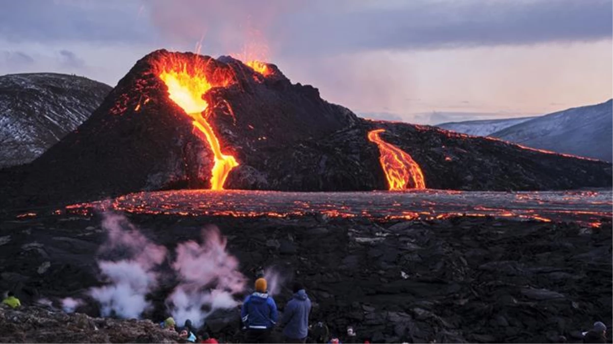 İzlanda\'da bir grup vatandaş faaliyete geçen yanardağın önünde voleybol oynadı