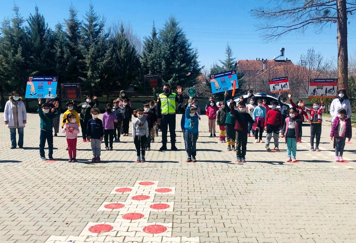 Jandarmadan "Yayalar Kırmızı Çizgimiz" Uygulaması