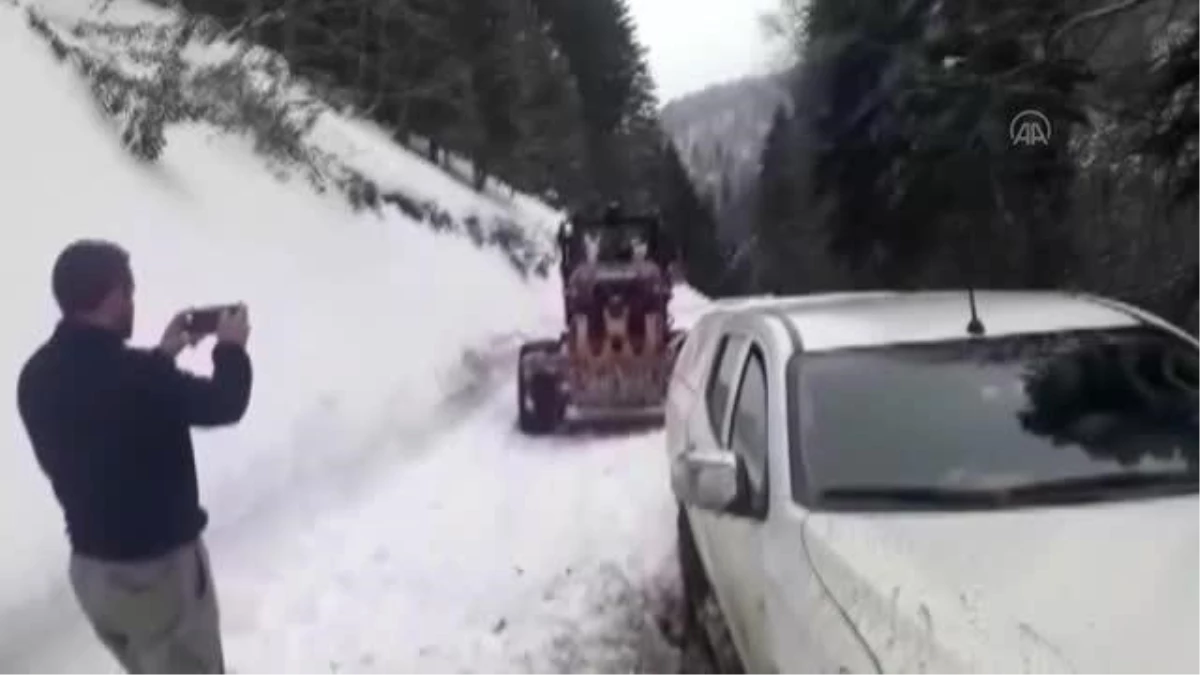 KASTAMONU - Kar nedeniyle mahsur kalan araçtaki 2 kişi ekiplerce kurtarıldı