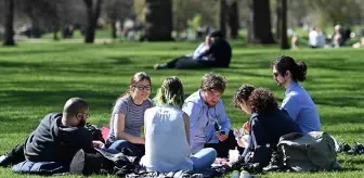 Kısıtlamaların hafifletildiği İngiltere'de halk park ve bahçelere akın etti