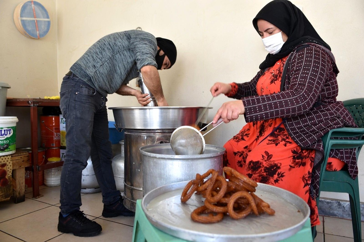Komşusuna rica ederek öğrendi, geliri ile çocuklarını okutuyor