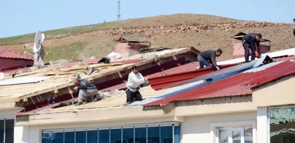 Muş'ta, fırtınada uçan çatılara onarım