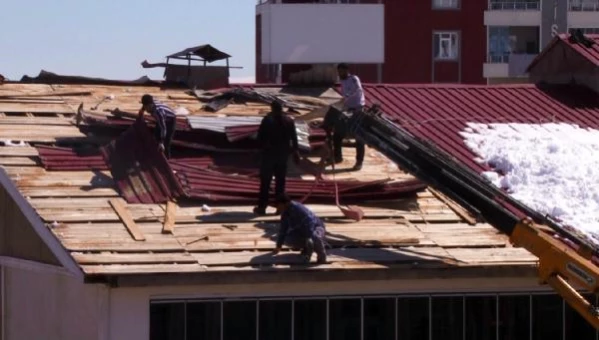 Muş'ta, fırtınada uçan çatılara onarım