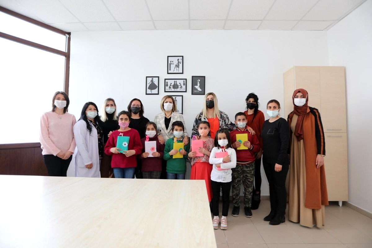 Nejla Savran ve kursiyer kadınlar kitap okudu