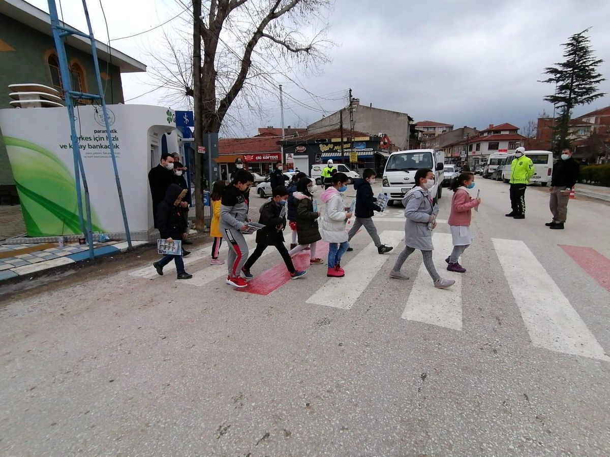 Öğrencilere kırmızı düdük, sürücülere broşür dağıtıldı