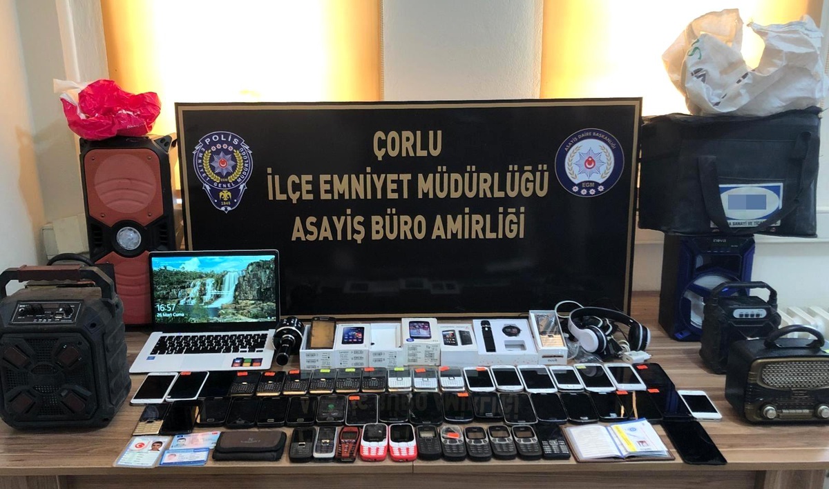 Son dakika haberleri... Önce kuryenin motosikletini gasp ettiler, ardından elektronik mağazasını soydular