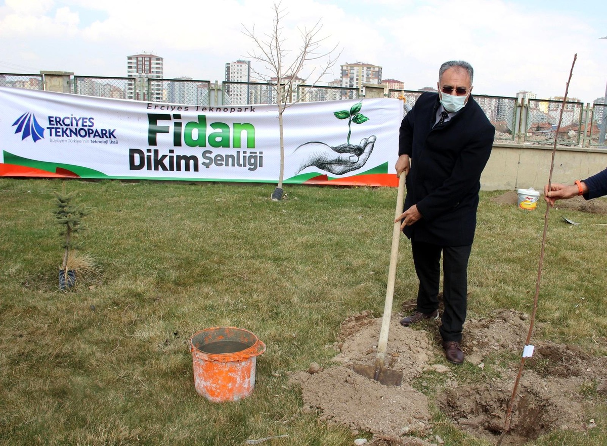 Orman Haftasında Erciyes Teknopark\'da fidanlar toprakla buluştu
