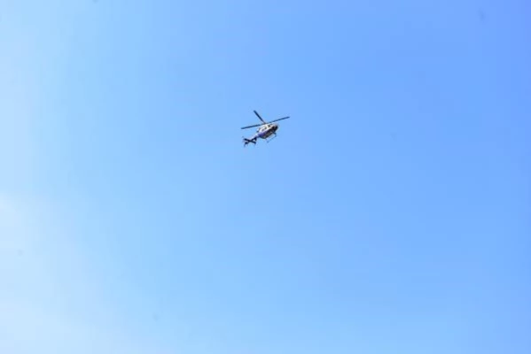 Otizmli çocuklar, şehir turu atıp, kendileri için havalanan polis helikopterine el salladı