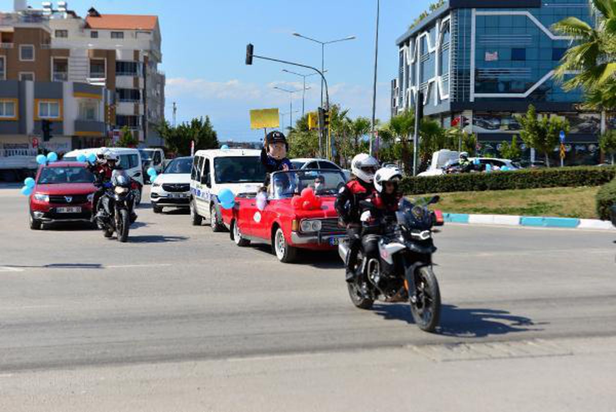 Otizmli çocuklar, şehir turu atıp, kendileri için havalanan polis helikopterine el salladı