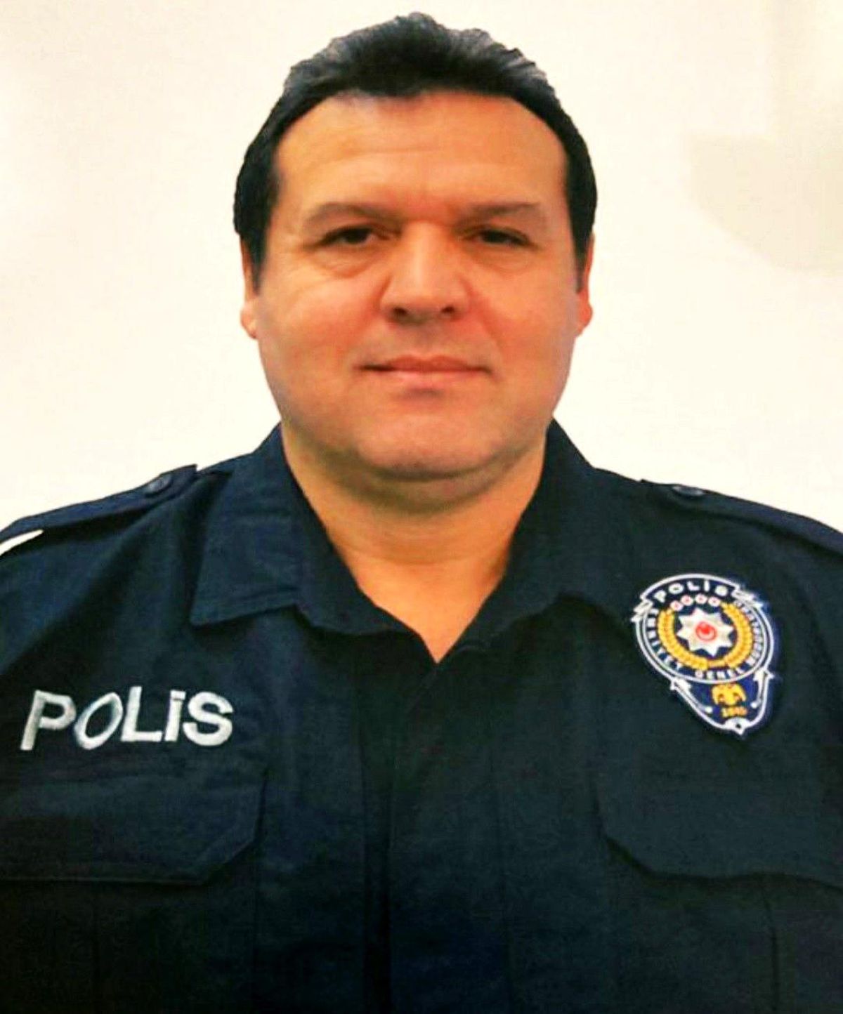 Polis memuru kalbine yenik düştü