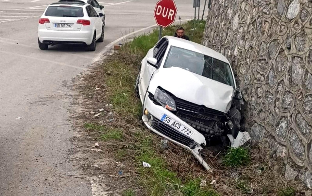 Samsun\'da yoldan çıkan otomobil su kanalına düştü: 2 yaralı