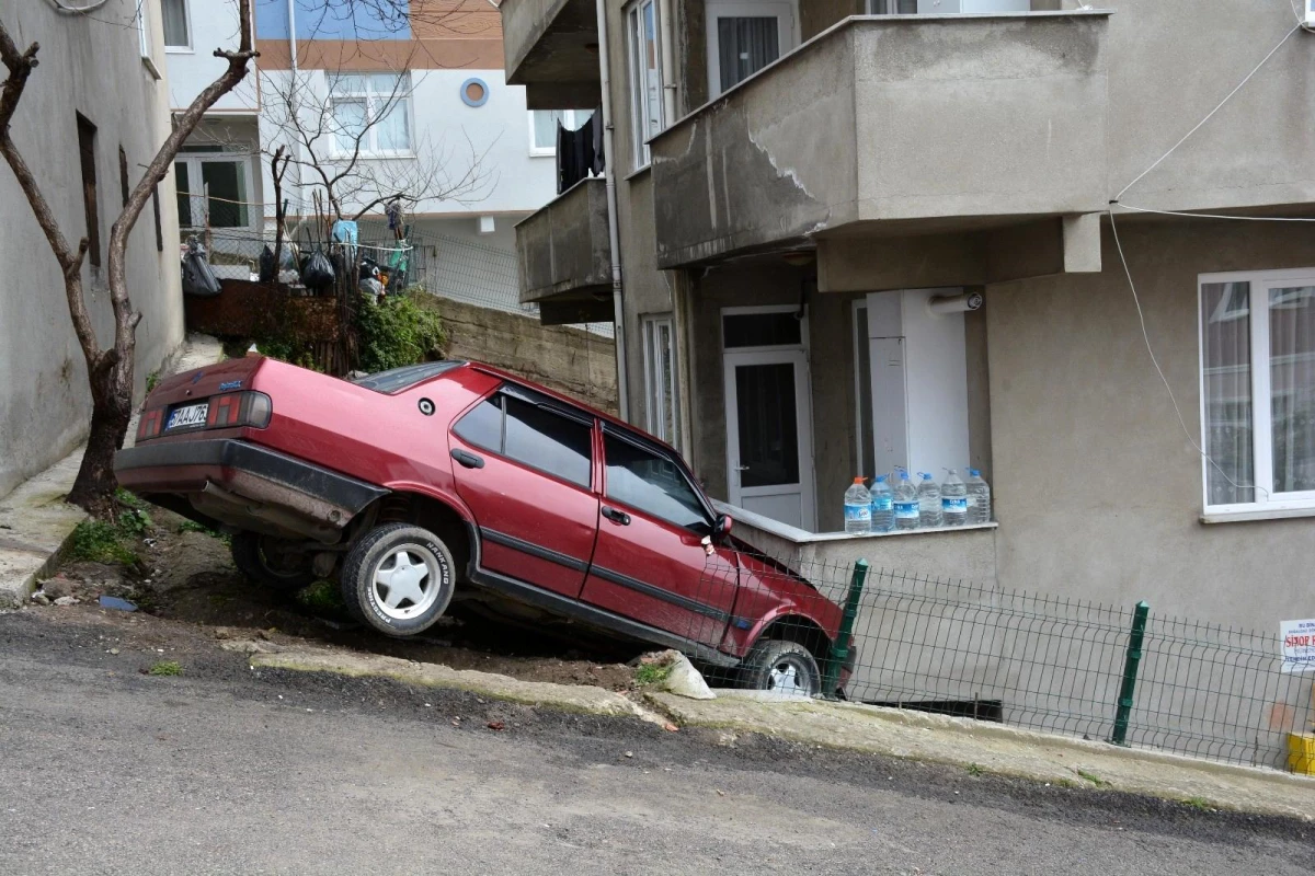 Sinop\'ta park halindeki otomobil evin balkonuna girdi