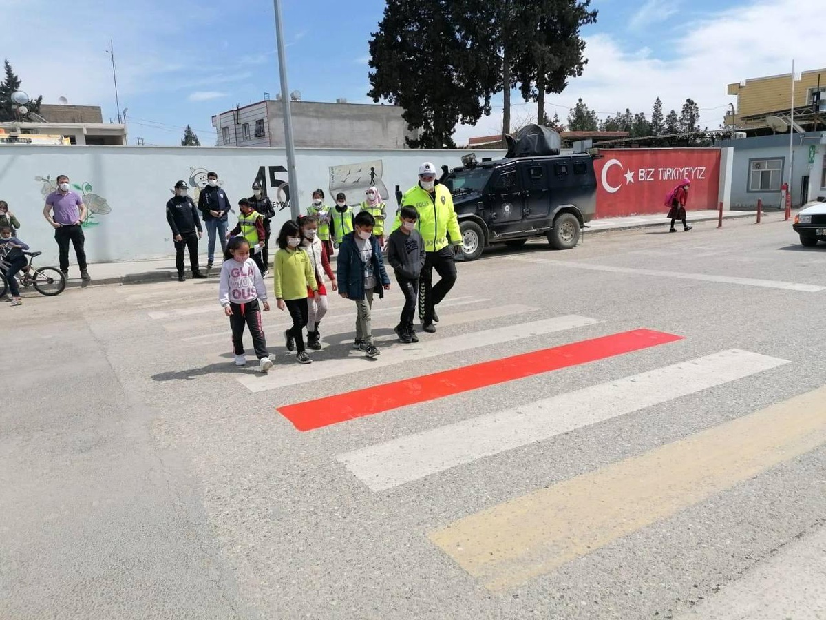 Suriye sınırında "Yaya Önceliği Kırmızı Çizgimiz" etkinliği