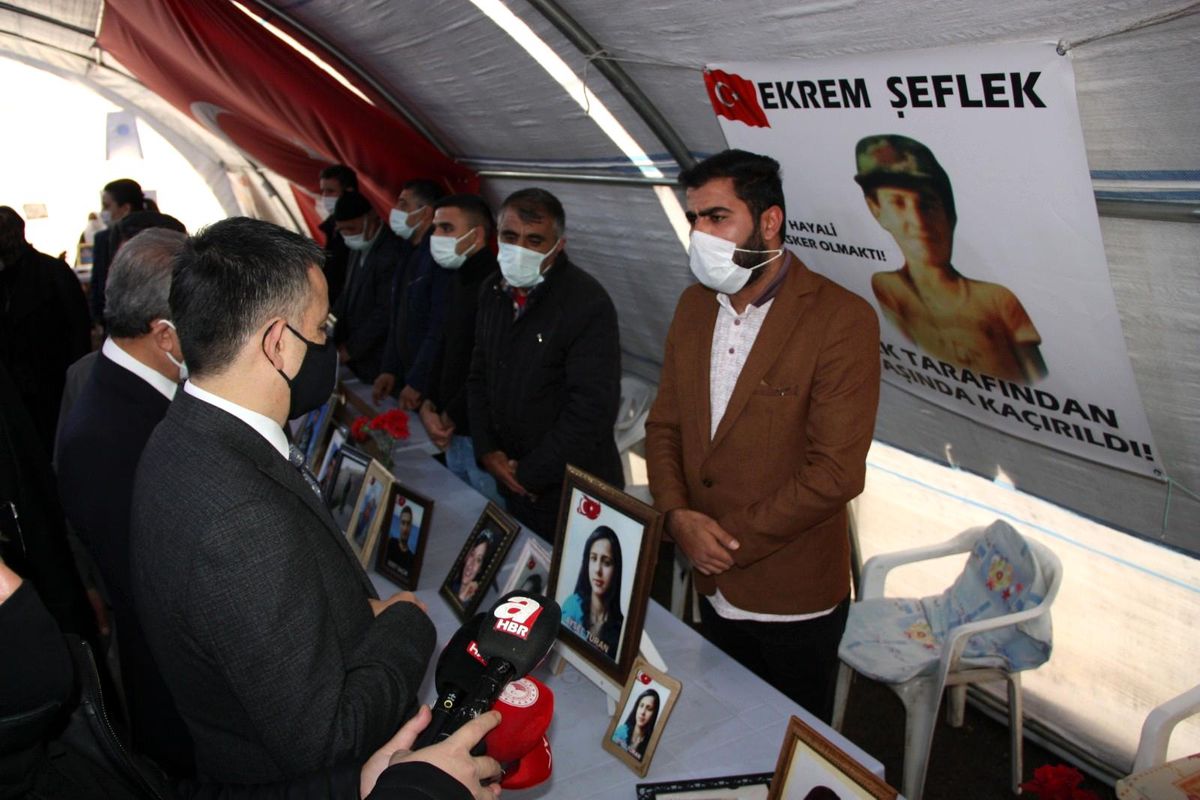 Son dakika... Tarım ve Orman Bakanı Pakdemirli evlat nöbetindeki ailelerle buluştu