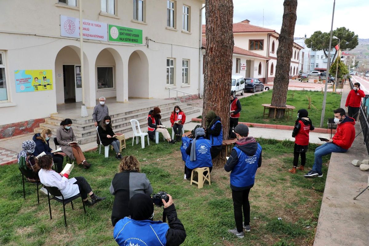Taşova\'da farkındalık için 15 dakika kitap okudular