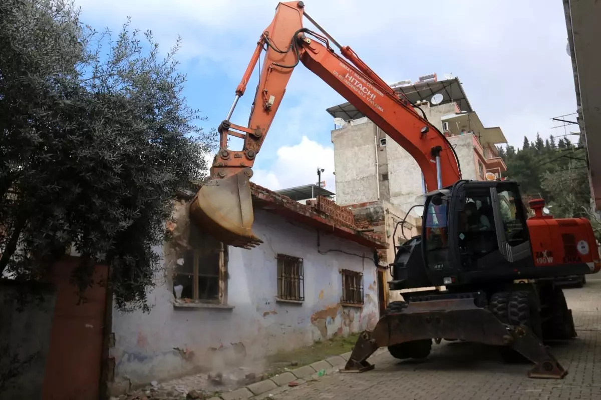 Tehlike saçan metruk bina Efeler Belediyesi tarafından yıkıldı