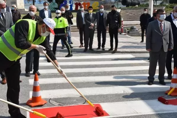 Trakya'da valiler yaya geçitlerini kırmızıya boyadı