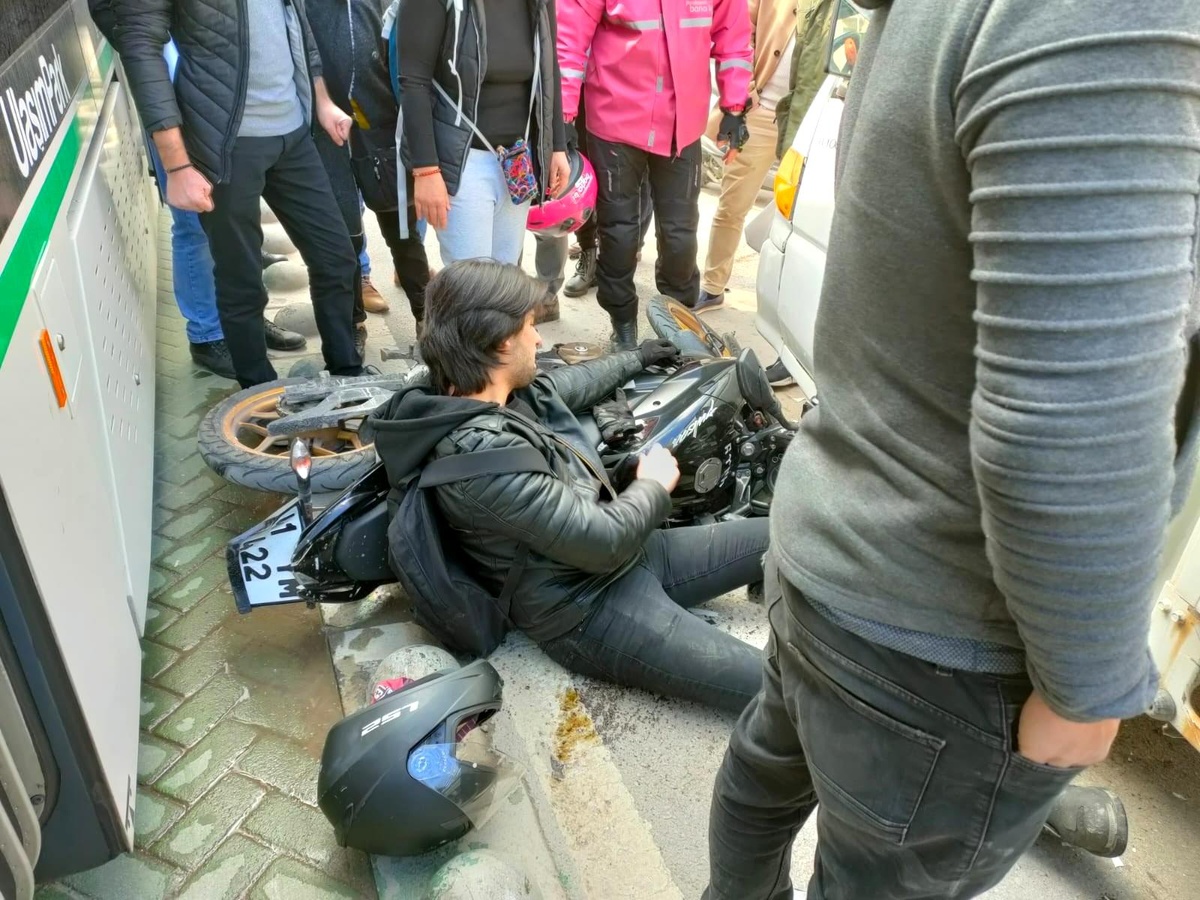 Tramvayın çarptığı motosiklet sürücüsü şans eseri kurtuldu