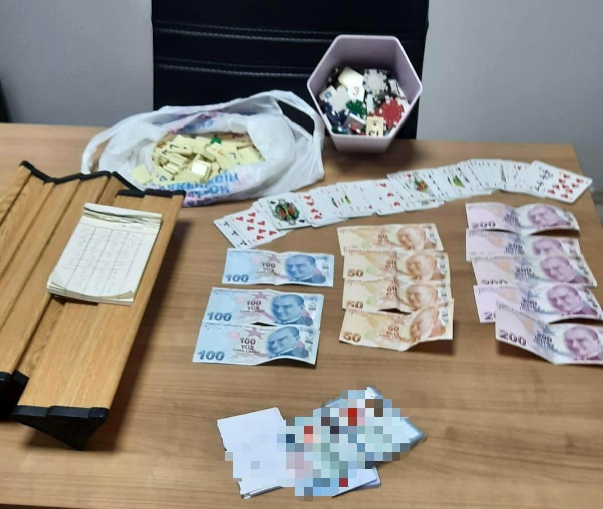 Tüm yasakları delip kumar oynarken yakalandılar