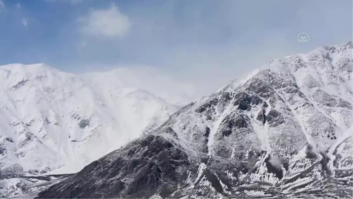 Tunceli\'nin bir yanında bahar diğer yanında "kara kış" yaşanıyor