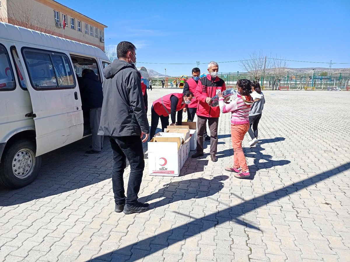 Türk Kızılayı Dicle temsilciliğinden öğrencilere kırtasiye seti hediyesi