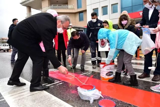 Tuzla'da yaya geçitleri kırmızıya boyandı