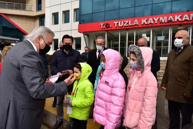 Tuzla'da yaya geçitleri kırmızıya boyandı