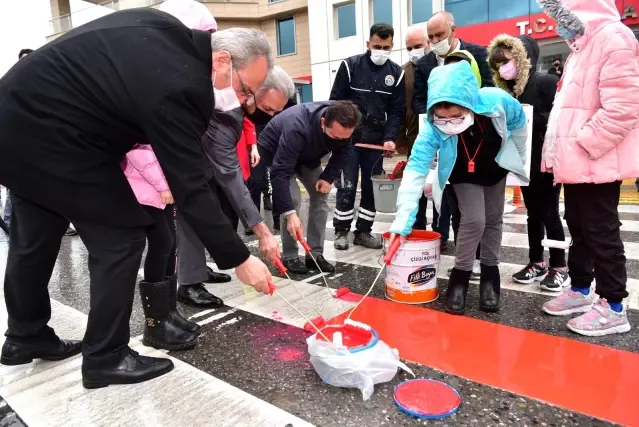 Tuzla'da yaya geçitleri kırmızıya boyandı