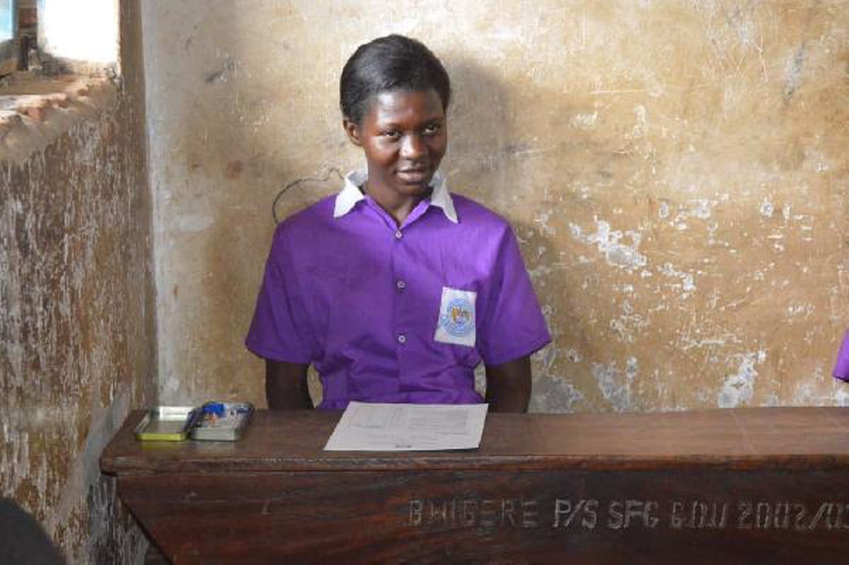 Uganda\'da 38 yaşındaki kadın yıllar sonra ilkokula başladı