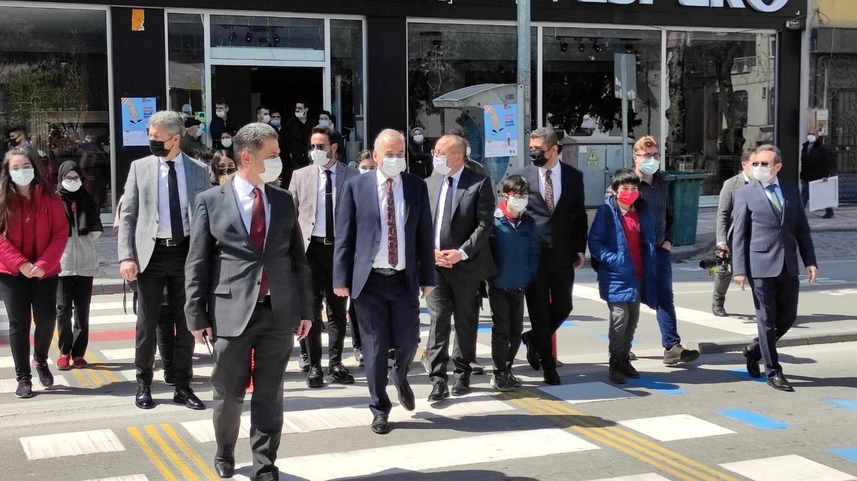 Vali Atik yaya önceliğinin farkındalığı için miniklerle yaya geçidinden karşıya geçti