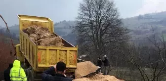 Yağışlara dayanamayan yol yine çöktü