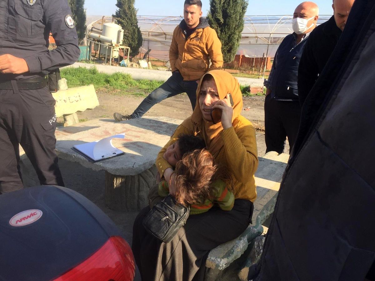 Yangından kurtarılan çocuklar ağlayarak annelerine sarıldı