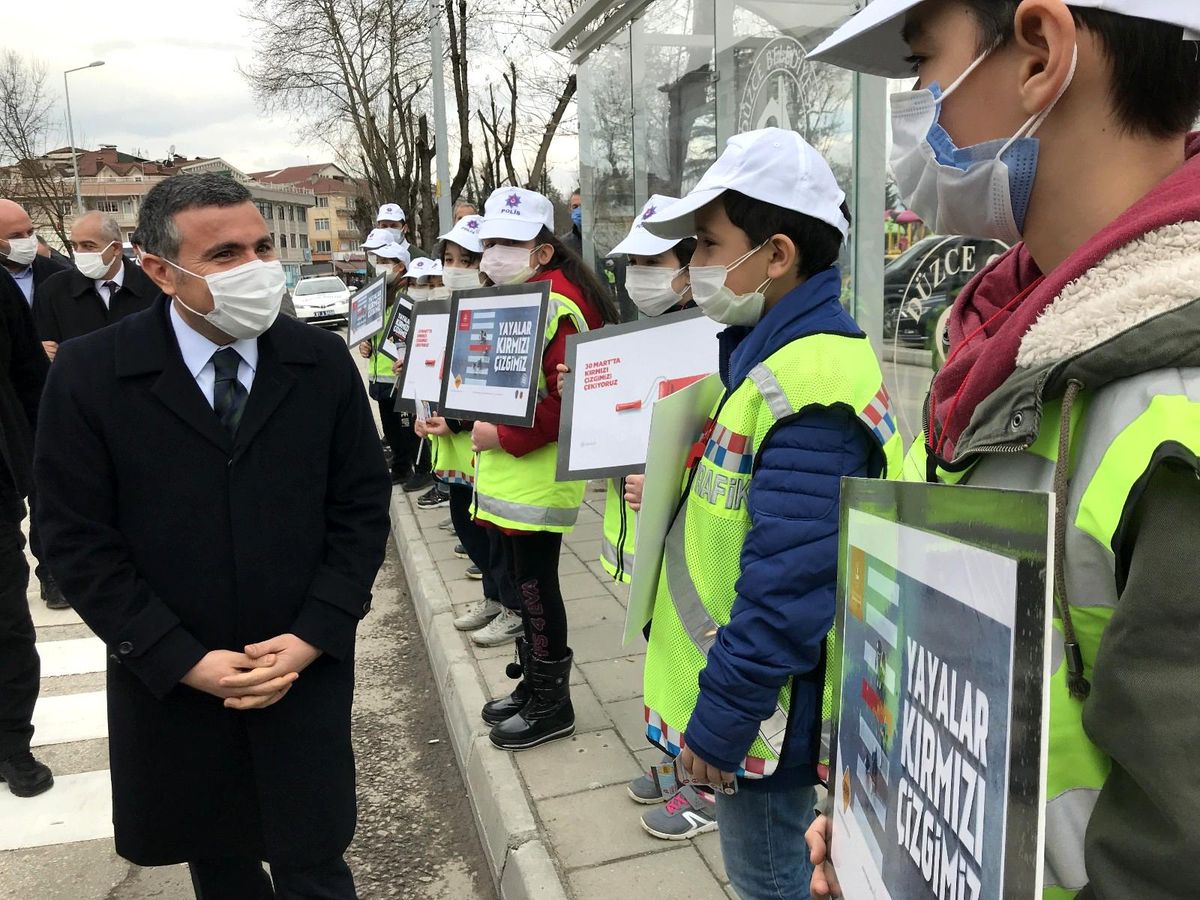 Yaya öncelikli trafik için kırmızı çizgi çekildi
