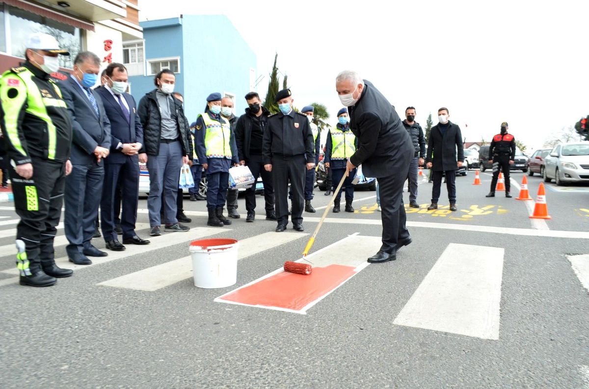 Zebra geçide kırmızı işaret