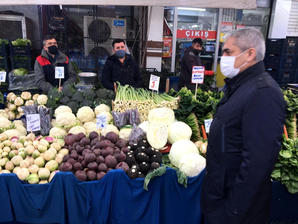 Zeytinburnu\'nda semt pazarlarında korona virüs denetimi