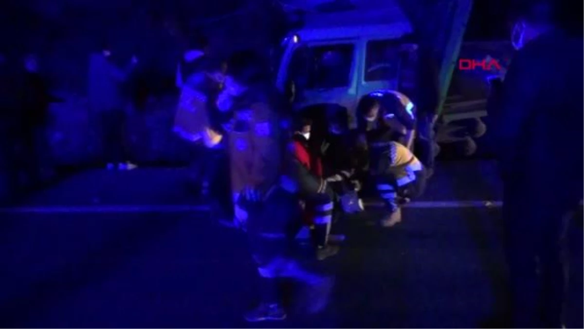 Zonguldak\'ta kaza yapan kişi ile yardıma giden arkadaşı otomobilin altında kaldı