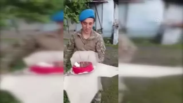 Afrin'de görevli Mehmetçik 10 aydır görmediği annesine doğum günü sürprizi yaptı Afrin'de görevli Mehmetçik 10 aydır görmediği annesine doğum günü sürprizi yaptı