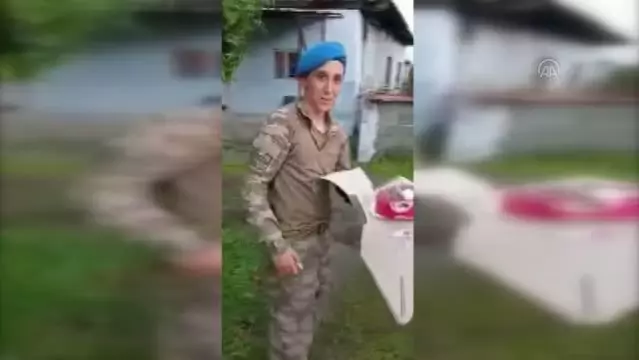 Afrin'de görevli Mehmetçik 10 aydır görmediği annesine doğum günü sürprizi yaptı Afrin'de görevli Mehmetçik 10 aydır görmediği annesine doğum günü sürprizi yaptı