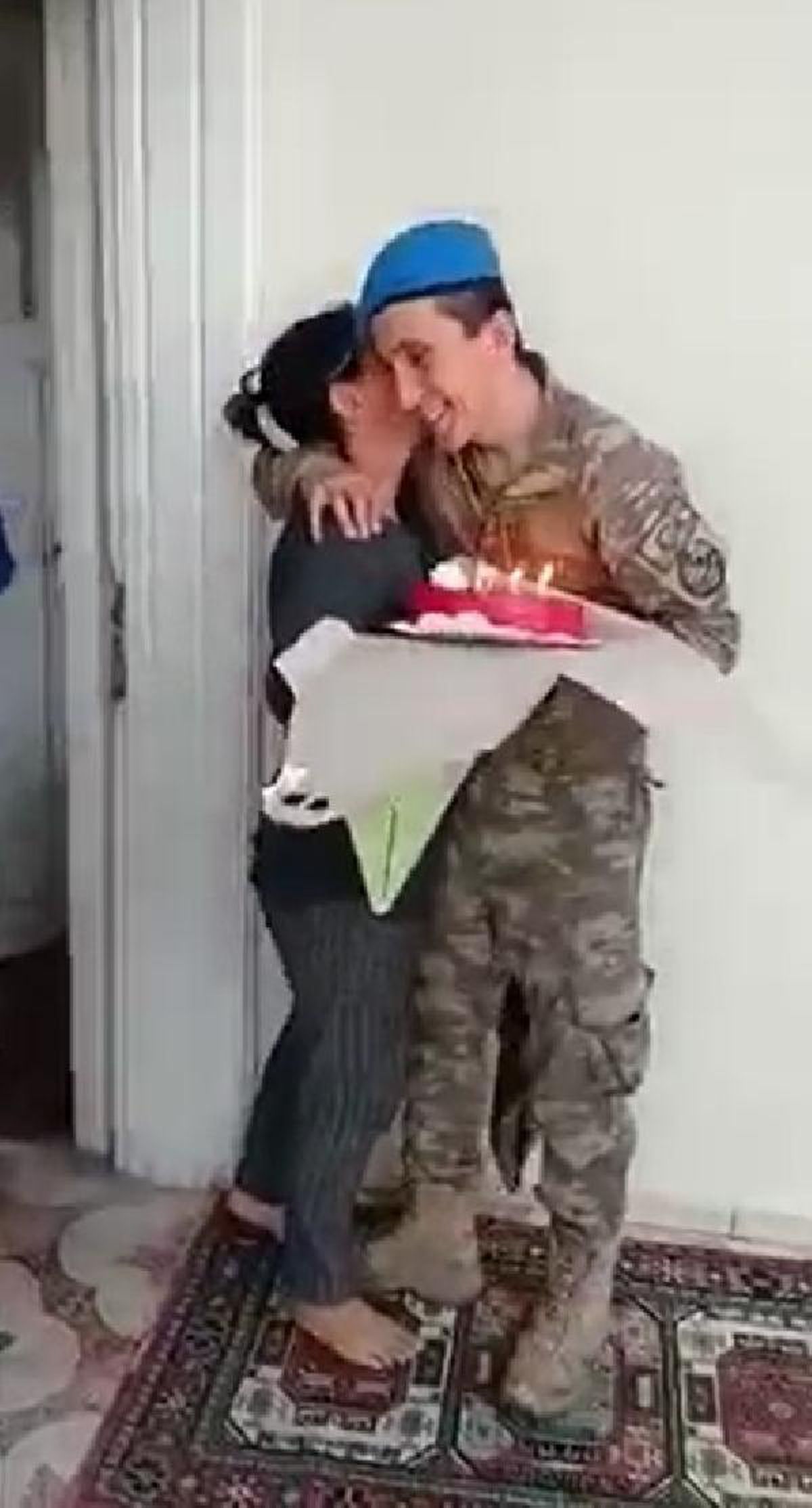 Afrin\'den izinli gelen askerden annesine, duygulandıran doğum günü sürprizi