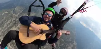 Gökyüzünde gitar resitali