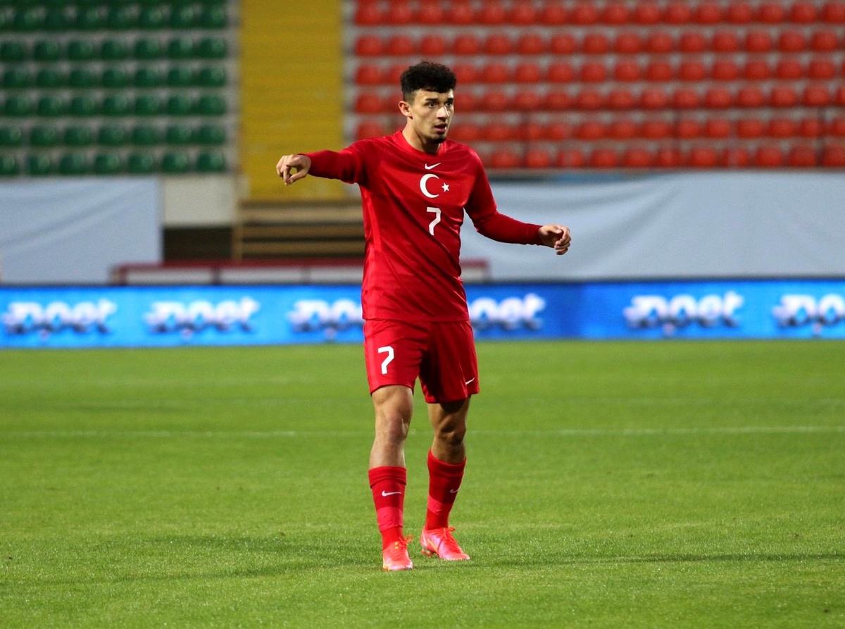 Antalyaspor\'un genç yıldızı Gökdeniz Bayrakdar 6 hafta yok