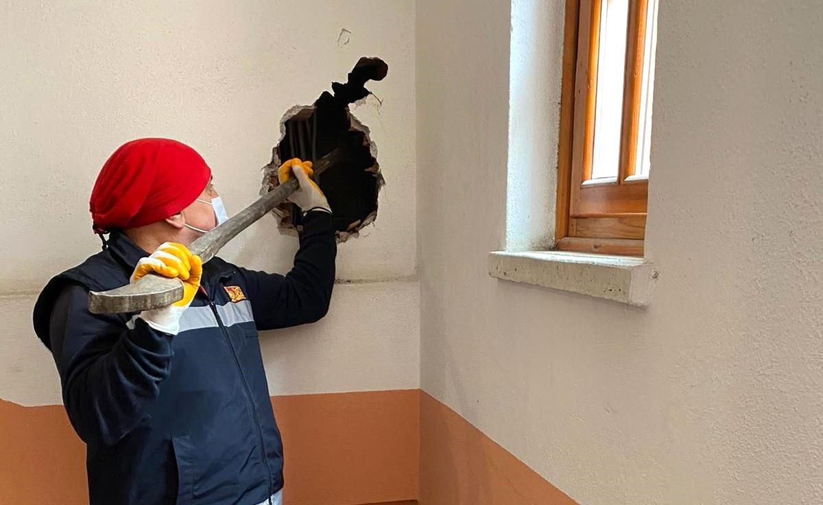 Apartman boşluğuna düşen kediyi itfaiye ekibi kurtardı