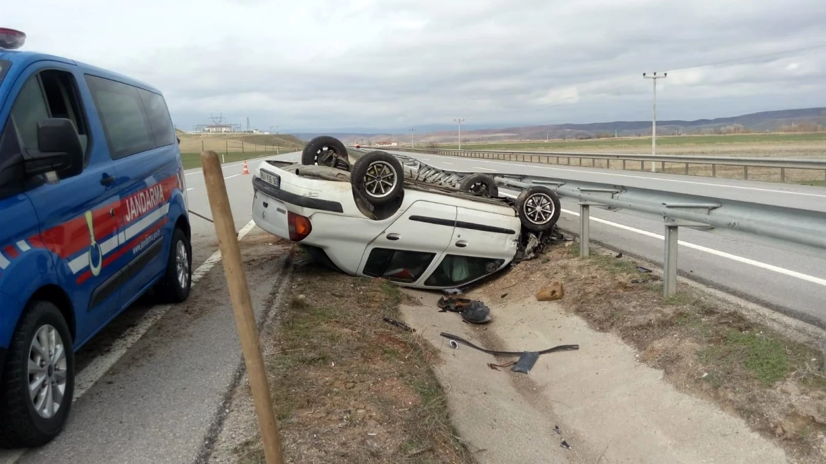 Bariyerlere çarpan otomobil refüje devrildi: 1 Yaralı