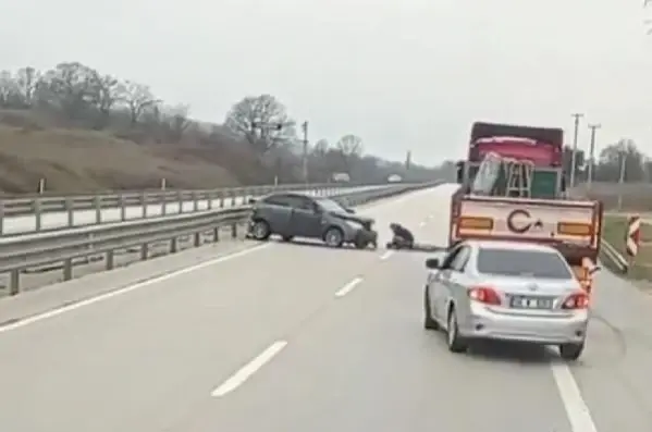 BURSA Bariyerlere çarpan otomobilin sürücüsü ağır yaralandı