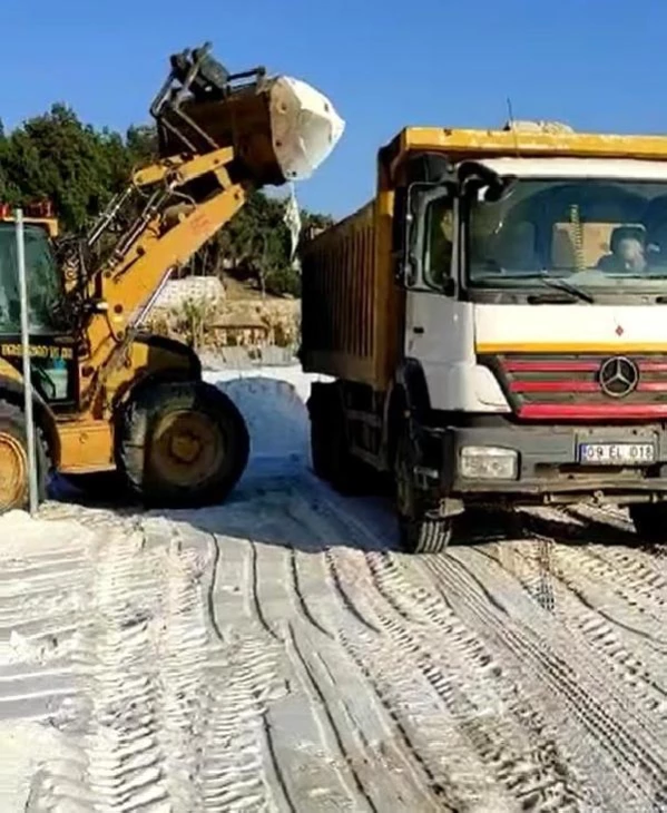 MUĞLA Bodrum'da plaja dökülen kuvars tozu, iş makineleriyle kaldırılmaya başlandı